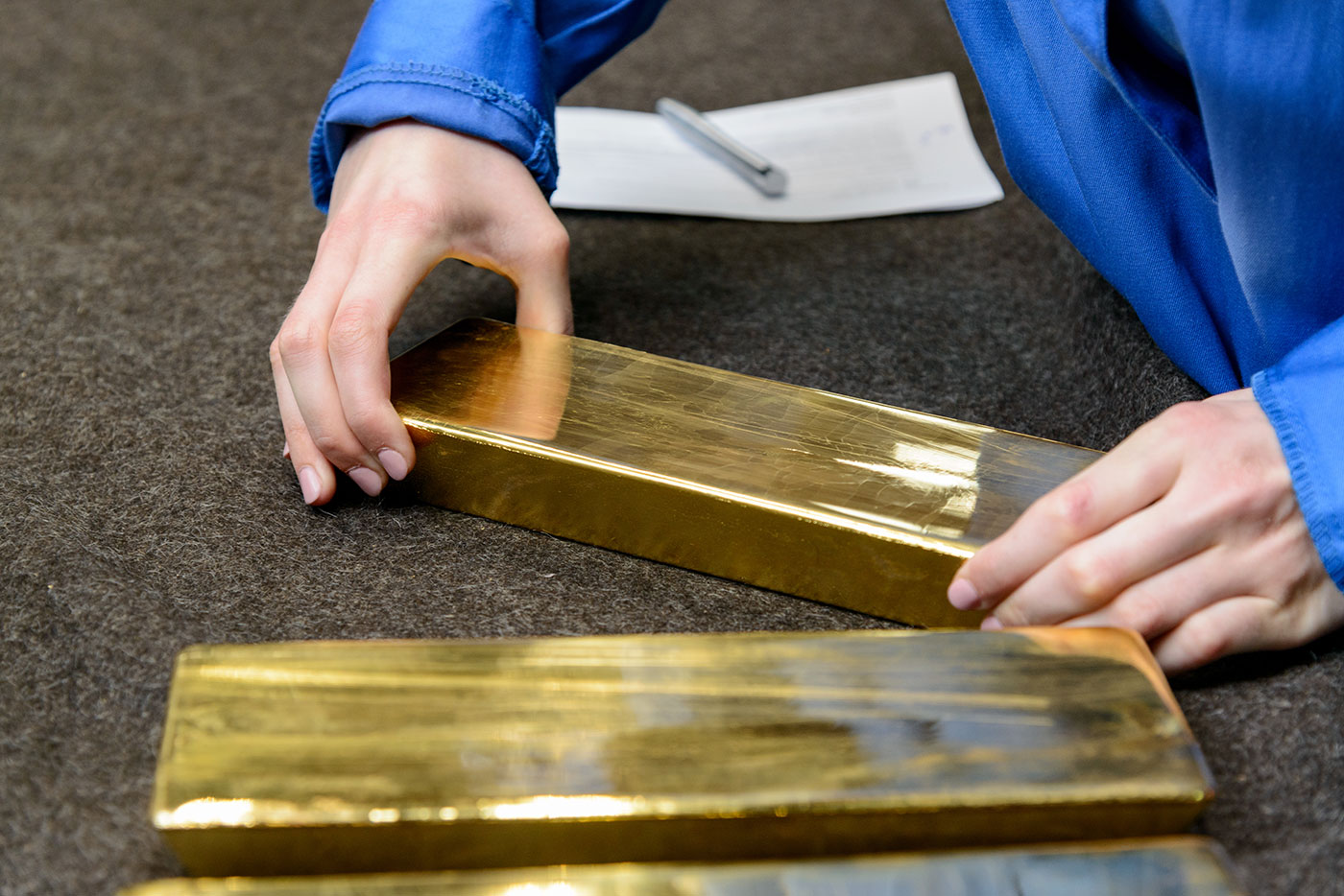 Что будет золотом сегодня. Золото в промышленности. Новосибирский аффинажный завод. Добыча золота путём +хлорирование картинки. Unusual Metals.